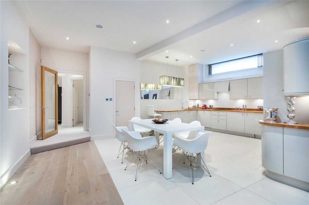 Property photo 3 of 21 Kitchen/Reception