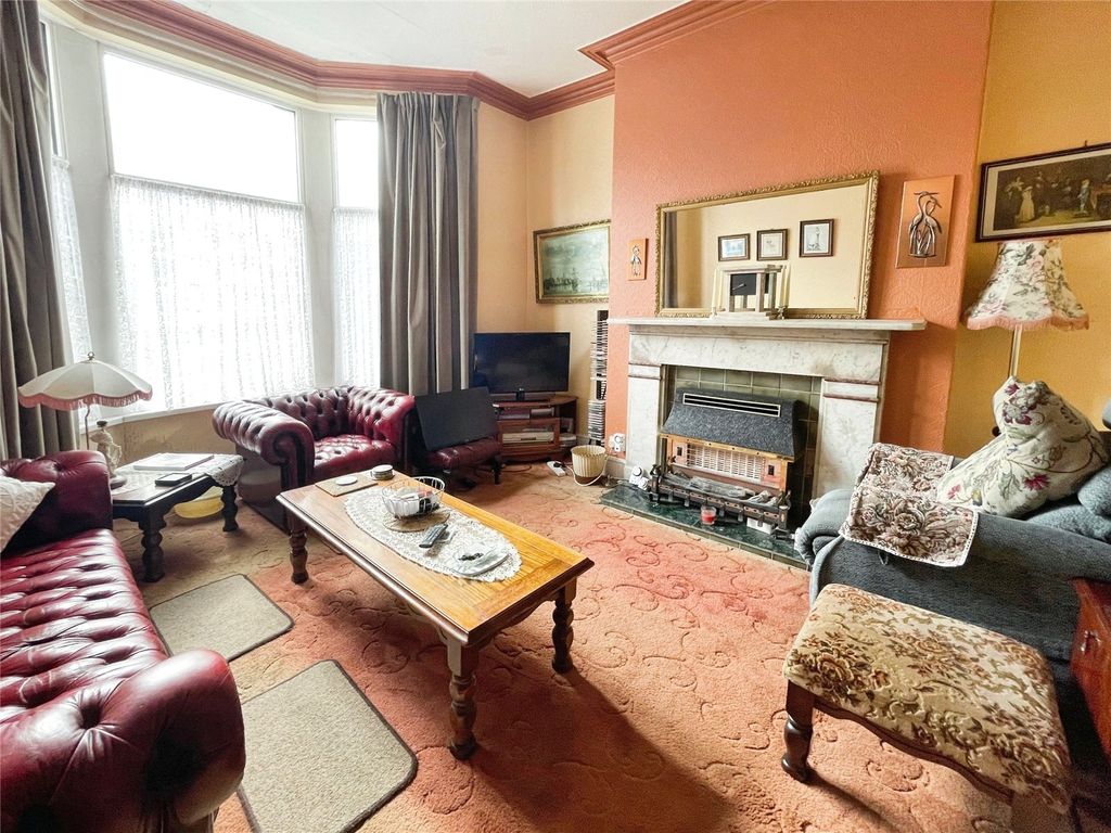 Property photo 3 of 18 Lounge