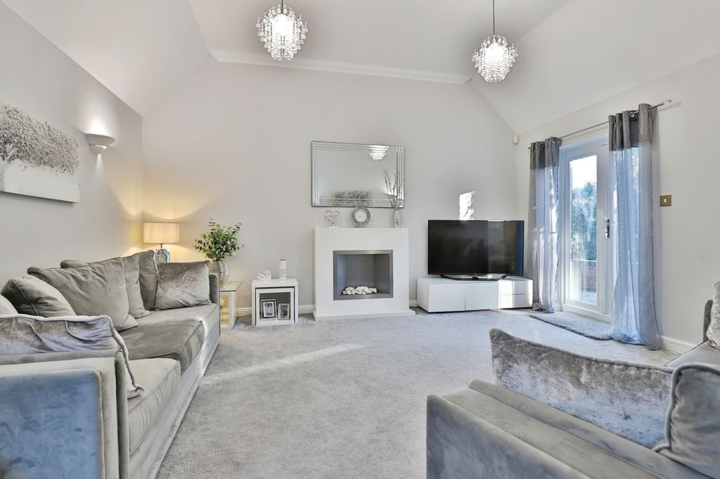 Property photo 2 of 17 Photo