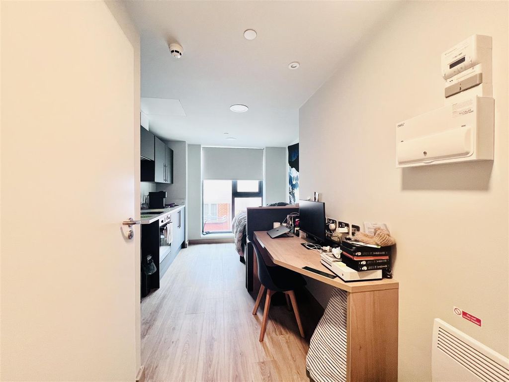 Property photo 3 of 10 Studio