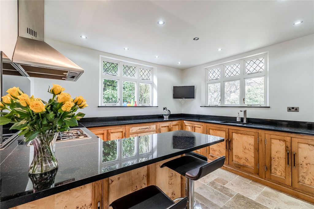 Property photo 2 of 22 Breakfast Kitchen