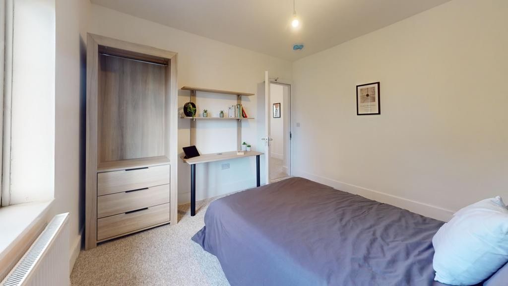 Property photo 3 of 16 A Spacious And Tidy Double Bedroom Featuring A Fit...