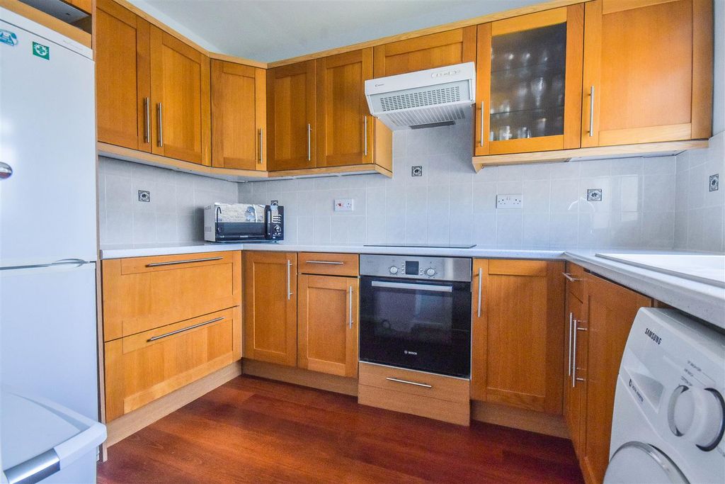Property photo 3 of 11 Kitchen