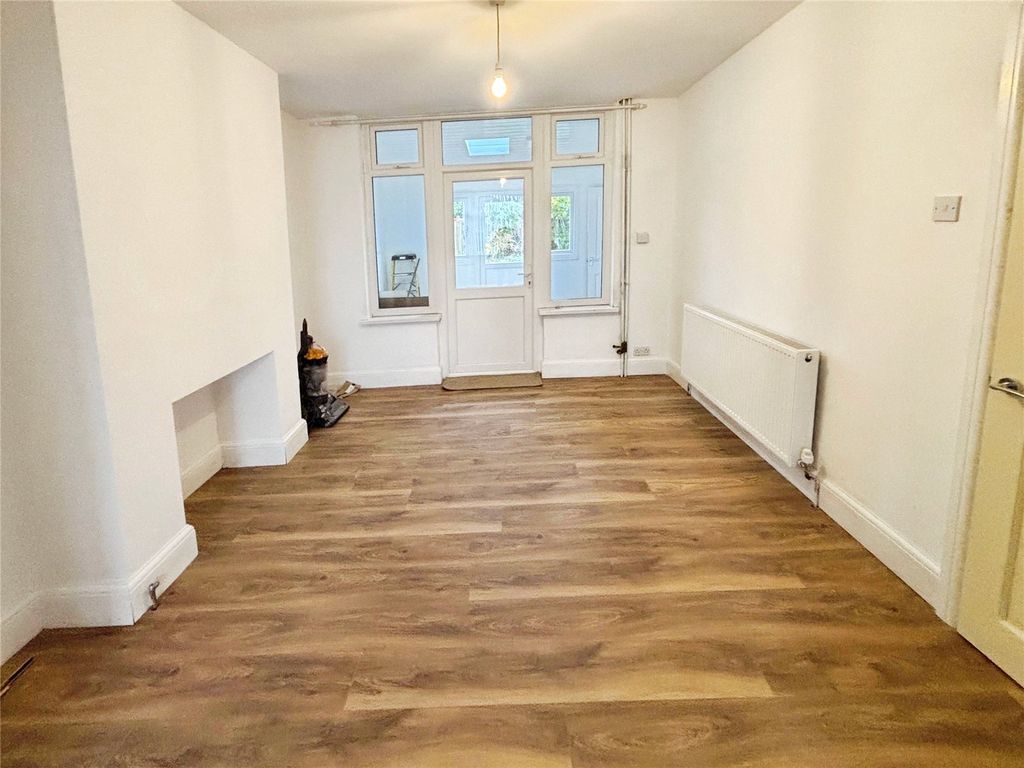 Property photo 3 of 11 Dining Area