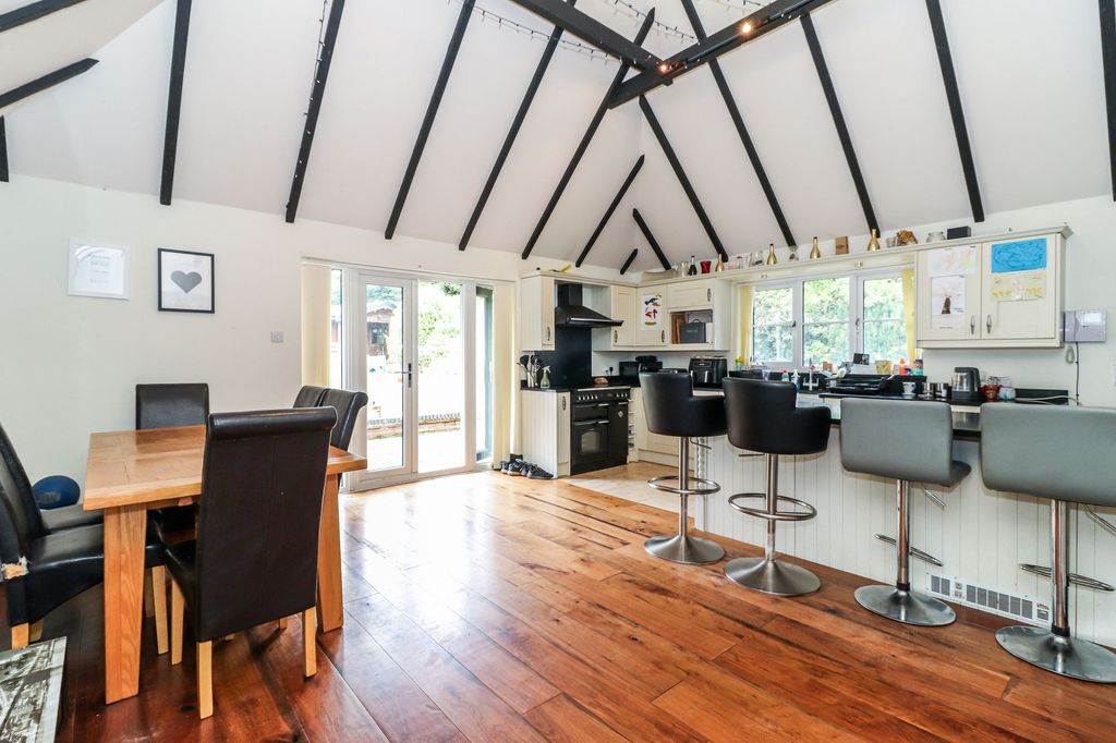 Property photo 2 of 34