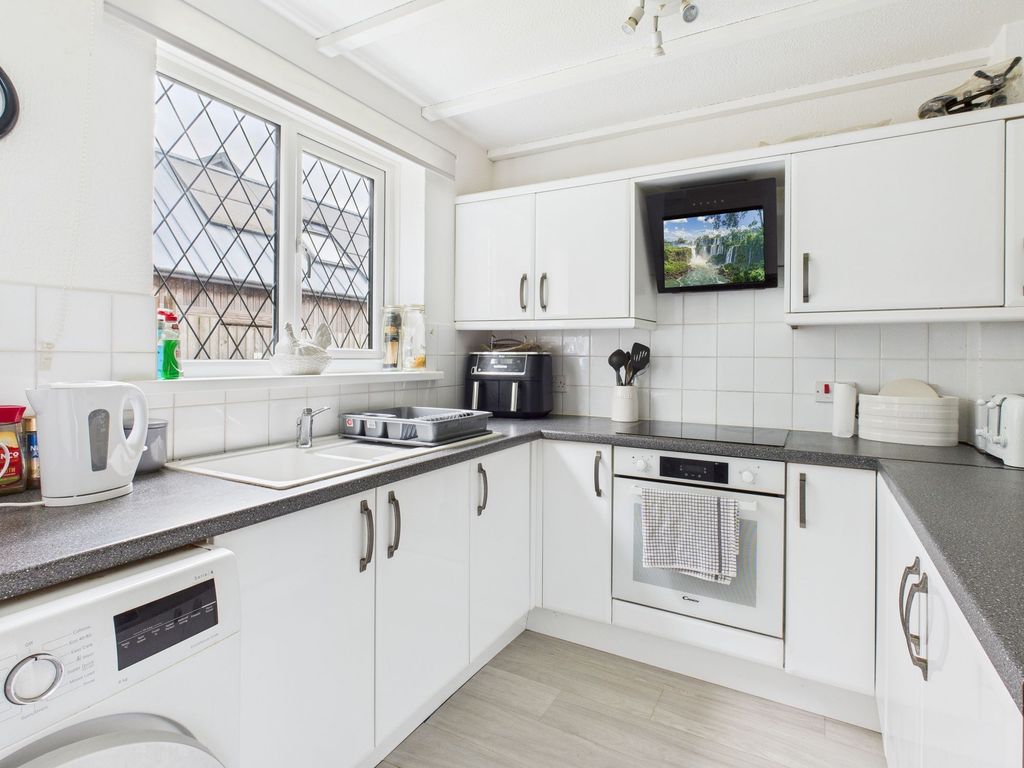 Property photo 2 of 10 Kitchen