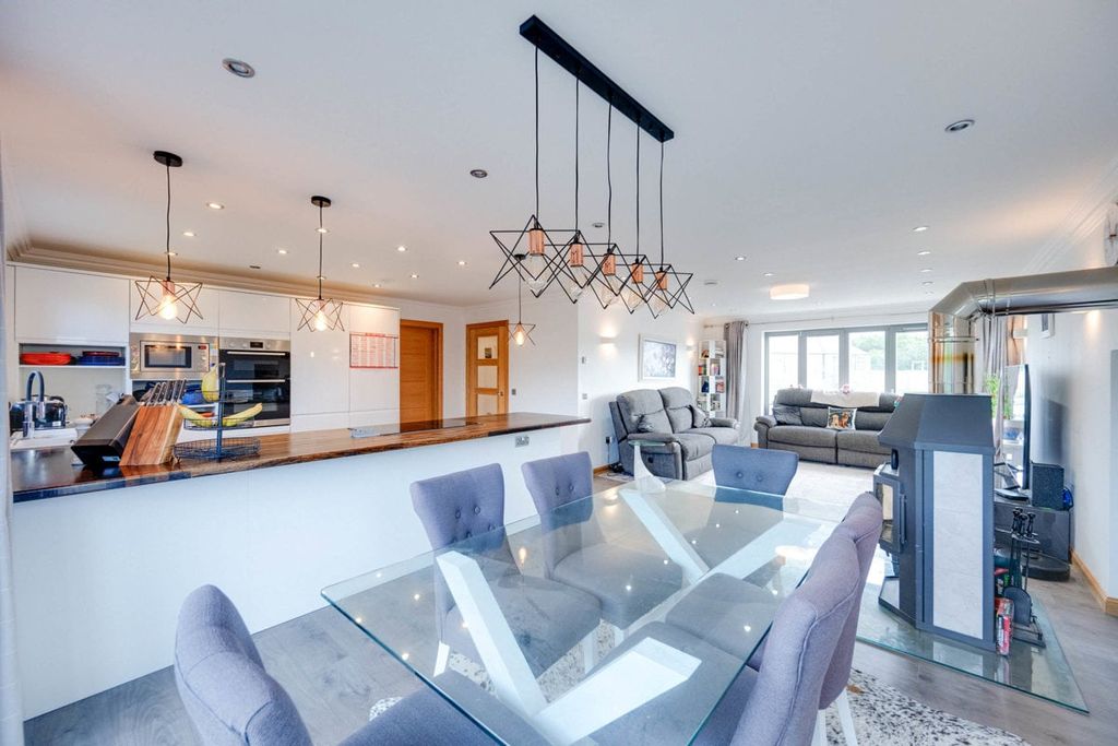 Property photo 2 of 28