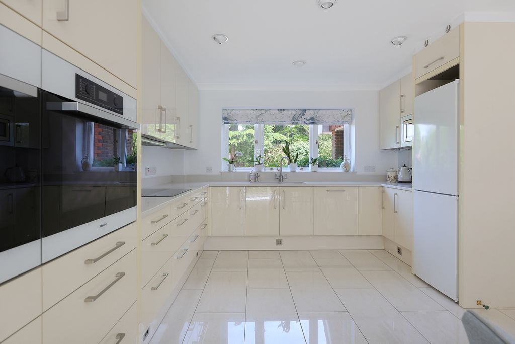 Property photo 3 of 28 Kitchen