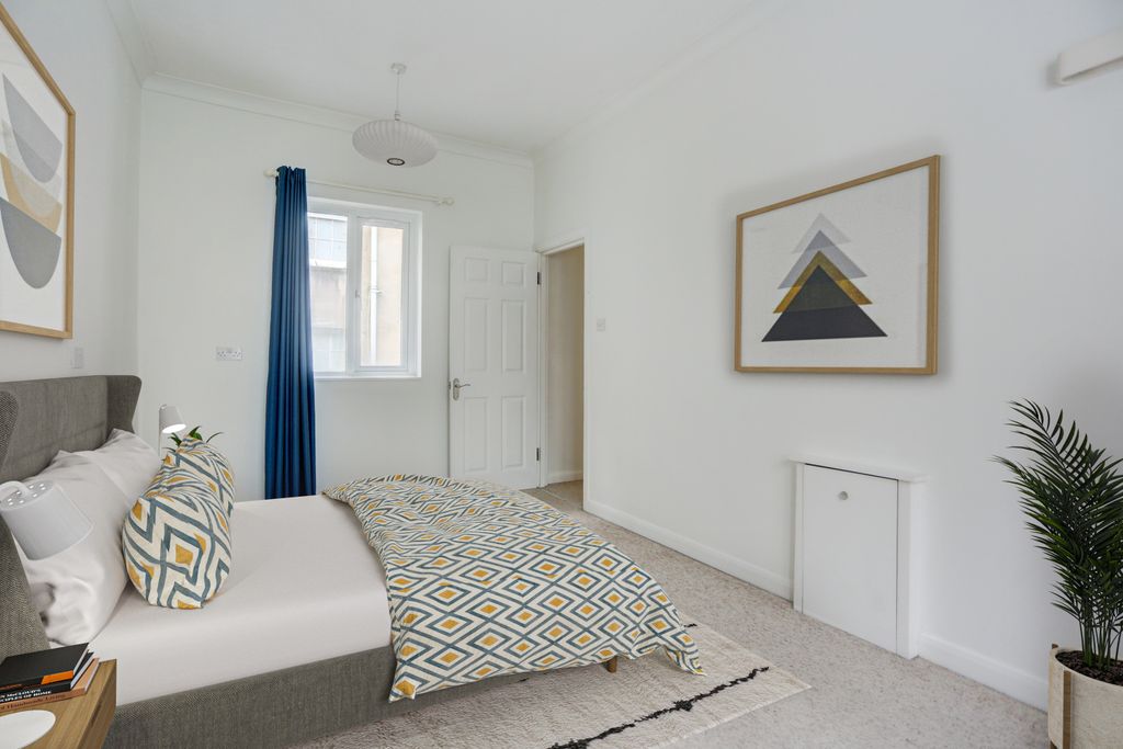 Property photo 3 of 11 Bedroom2