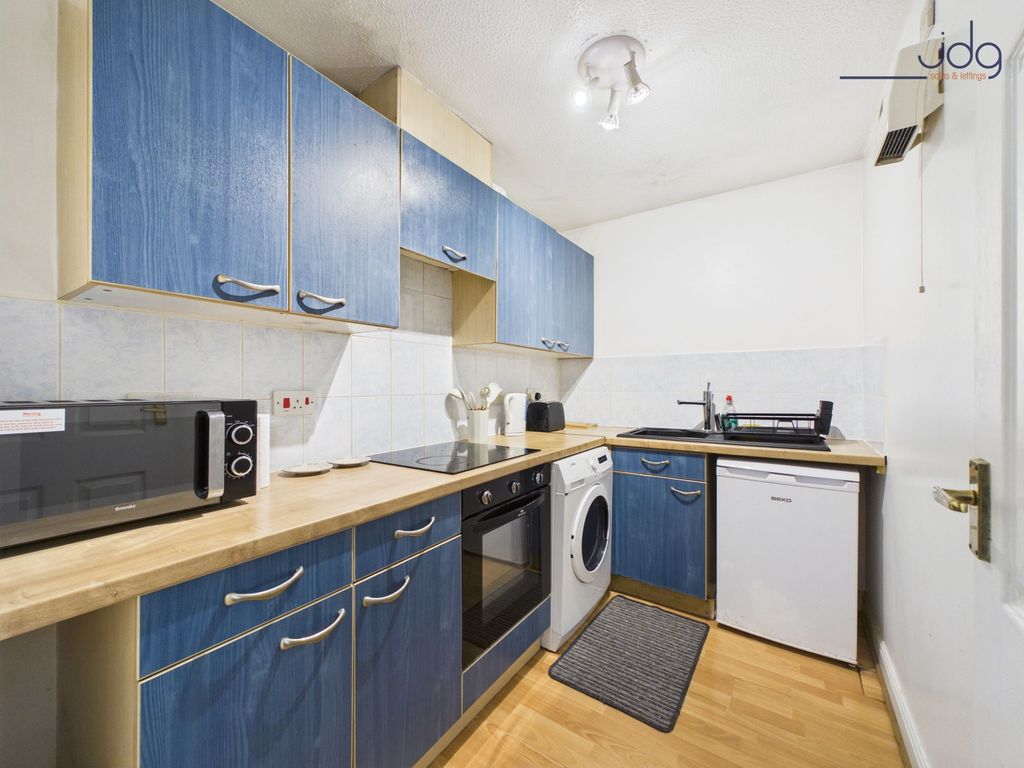 Property photo 3 of 8 Kitchen