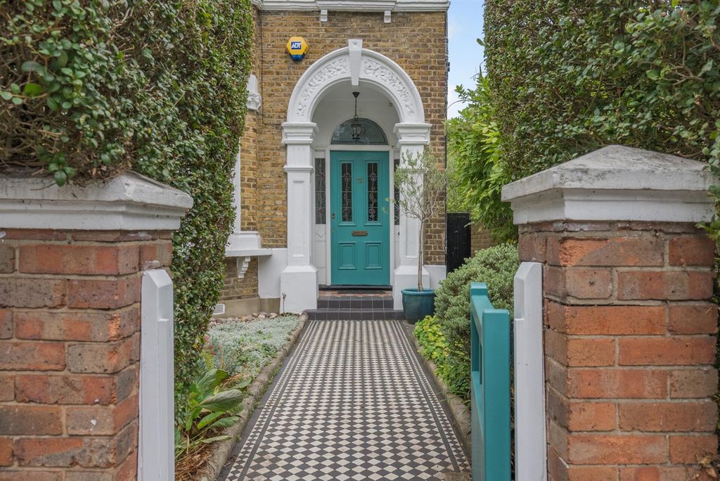 Property photo 2 of 18