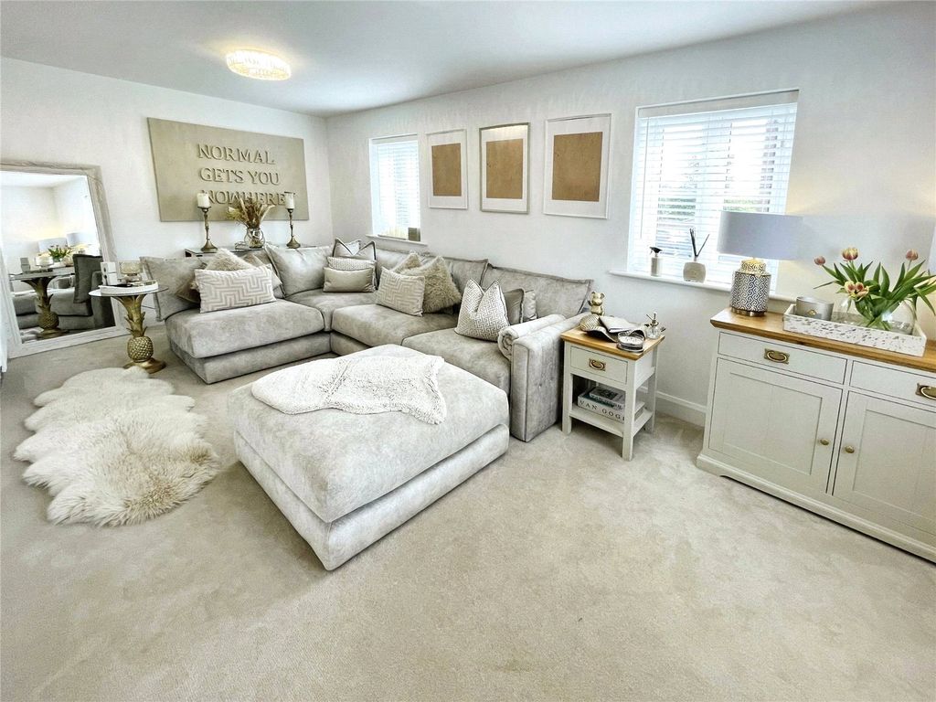 Property photo 2 of 11 Lounge