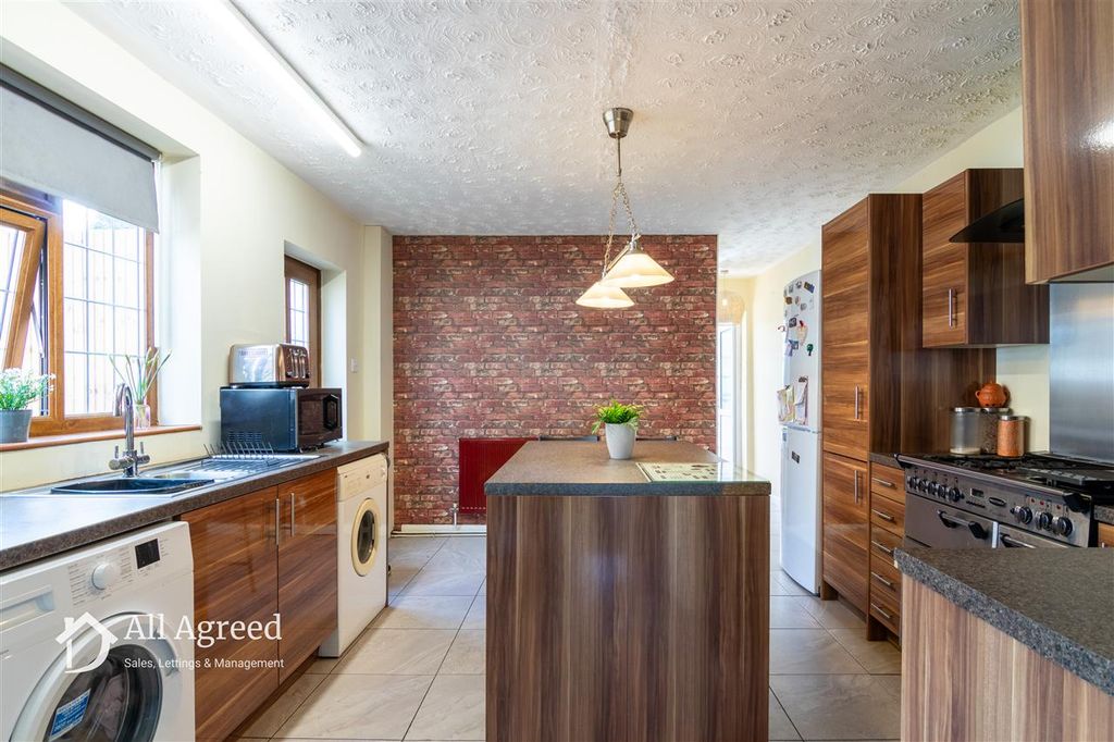 Property photo 3 of 16 Kitchen