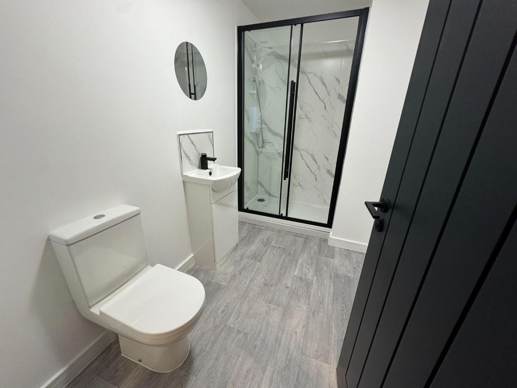 Property photo 3 of 10 Bathroom.Jpg