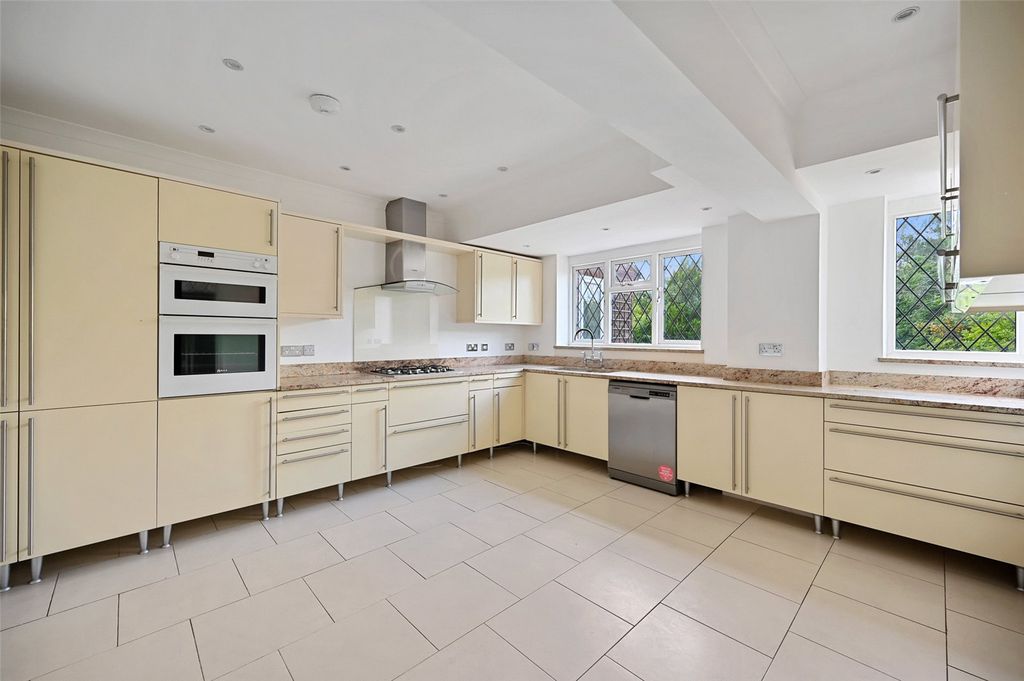 Property photo 3 of 11 Kitchen