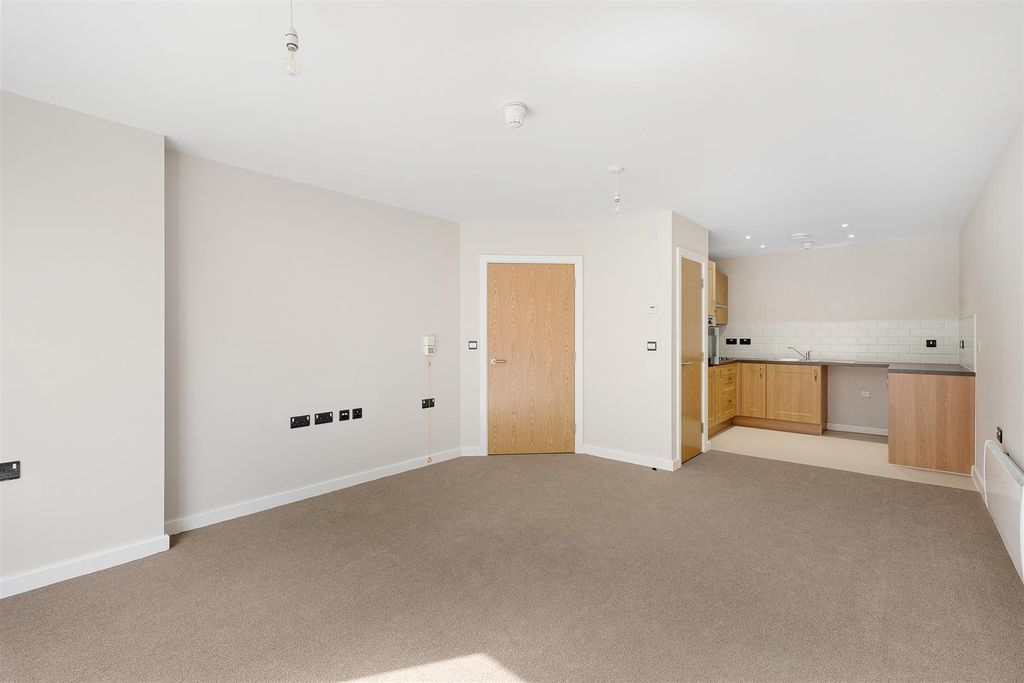 Property photo 3 of 10 Living / Dining / Kitchen