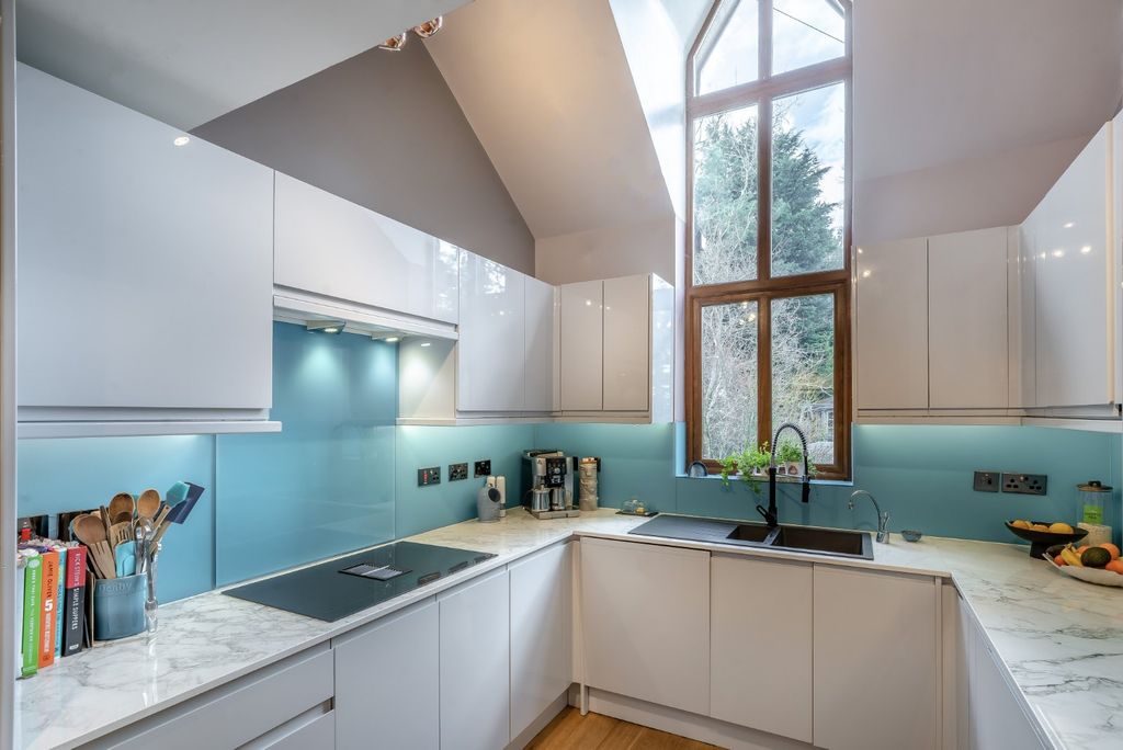 Property photo 3 of 26 Kitchen