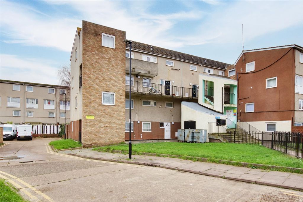 Property photo 1 of 20 26 Hadrians Ride, Enfield, Middlesex, En1 1Dg