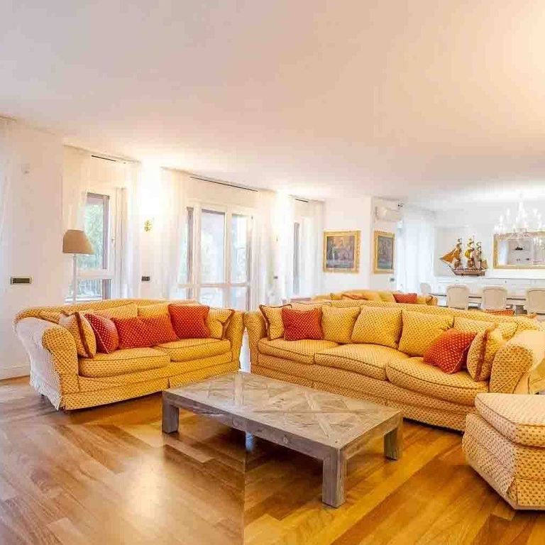 Property photo 1 of 14 Modern Apartment In Milan, Lombardy