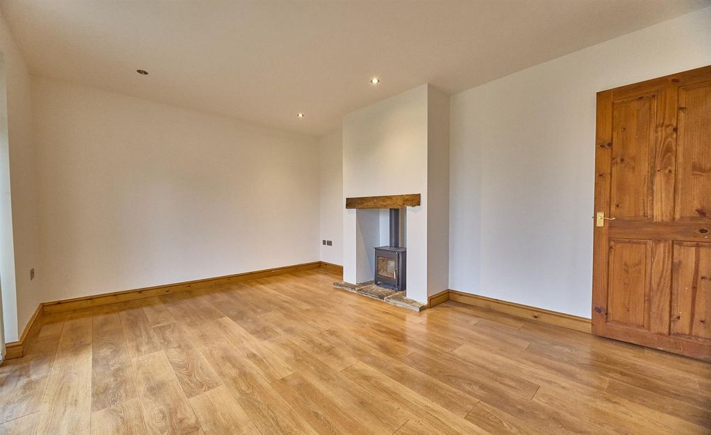 Property photo 3 of 12 78 Featherston Drive Bb 8.Jpg