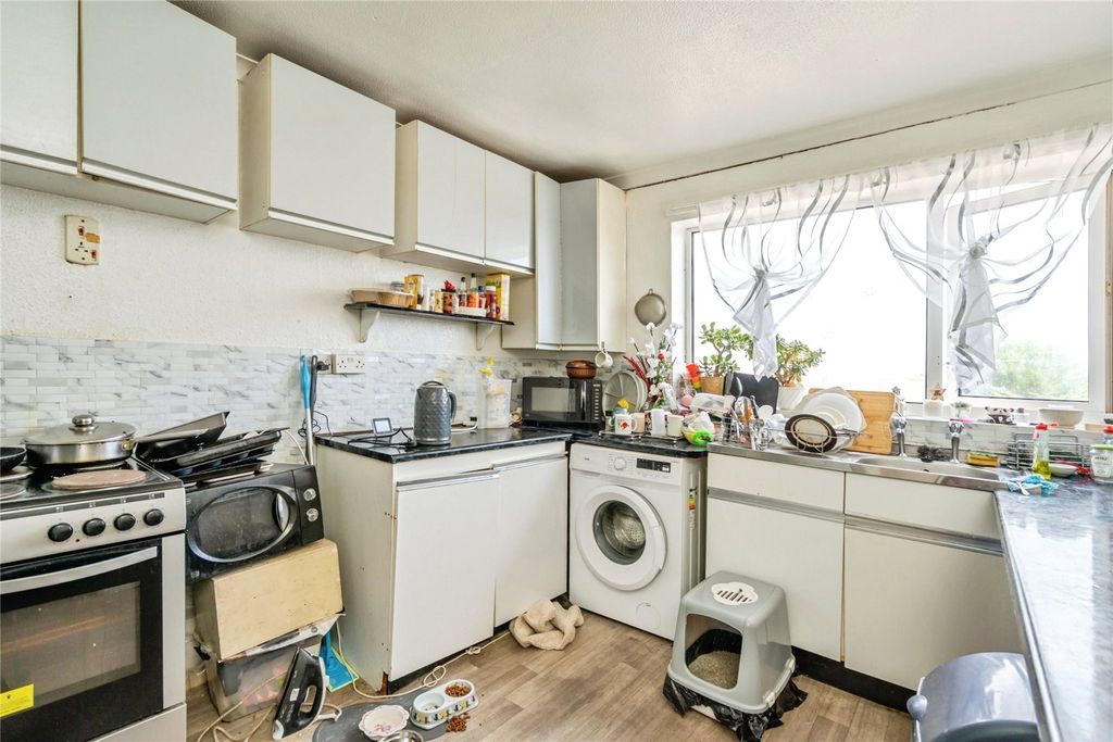Property photo 3 of 8 Kitchen