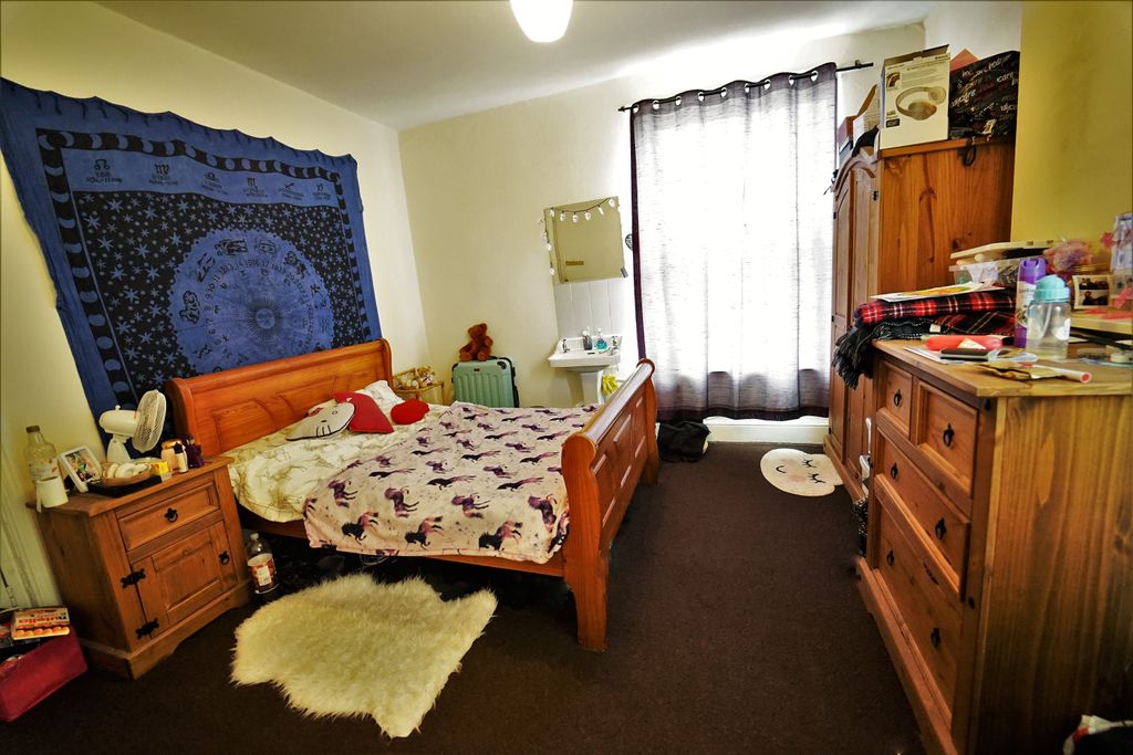 Property photo 3 of 8 Bedroom