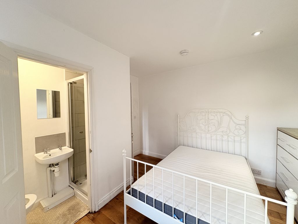 Property photo 2 of 5 Room