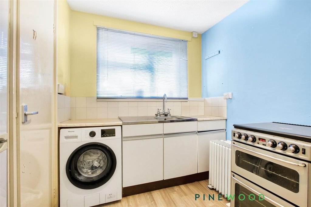 Property photo 3 of 6 Kitchen