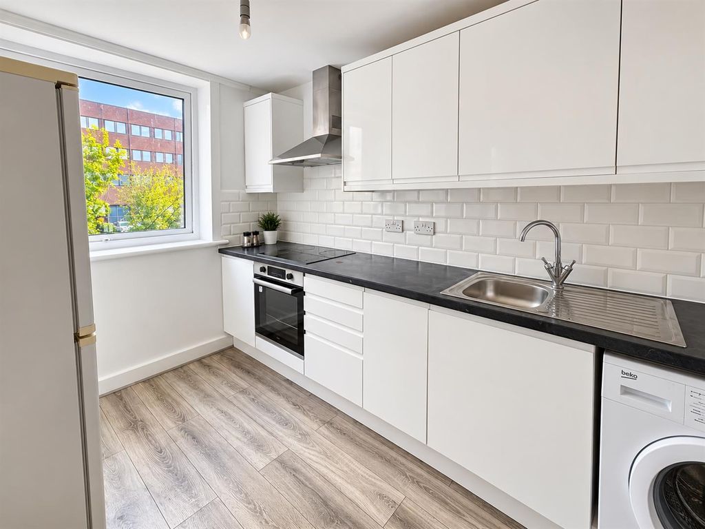 Property photo 2 of 10 Kitchen