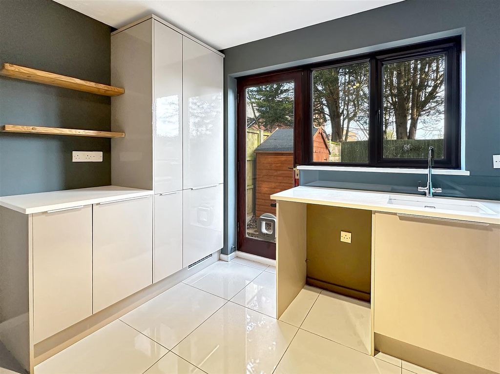Property photo 1 of 12 Kitchen 2