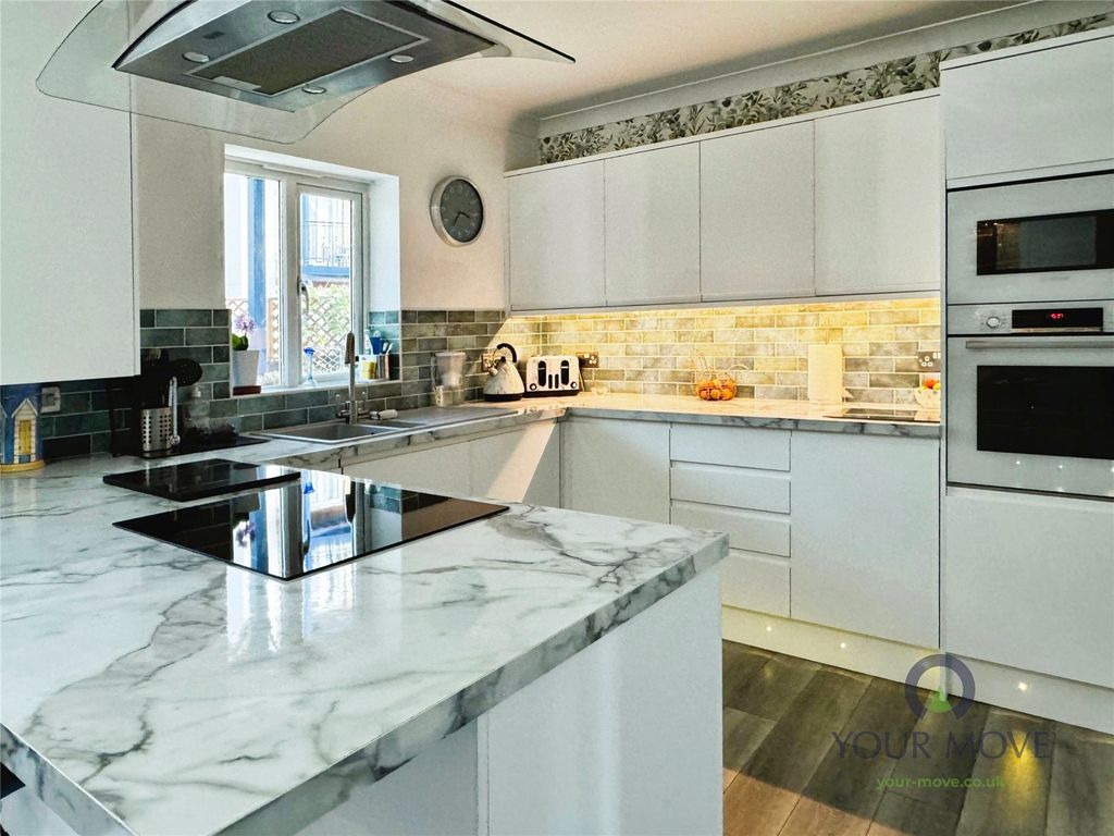 Property photo 2 of 25 Kitchen