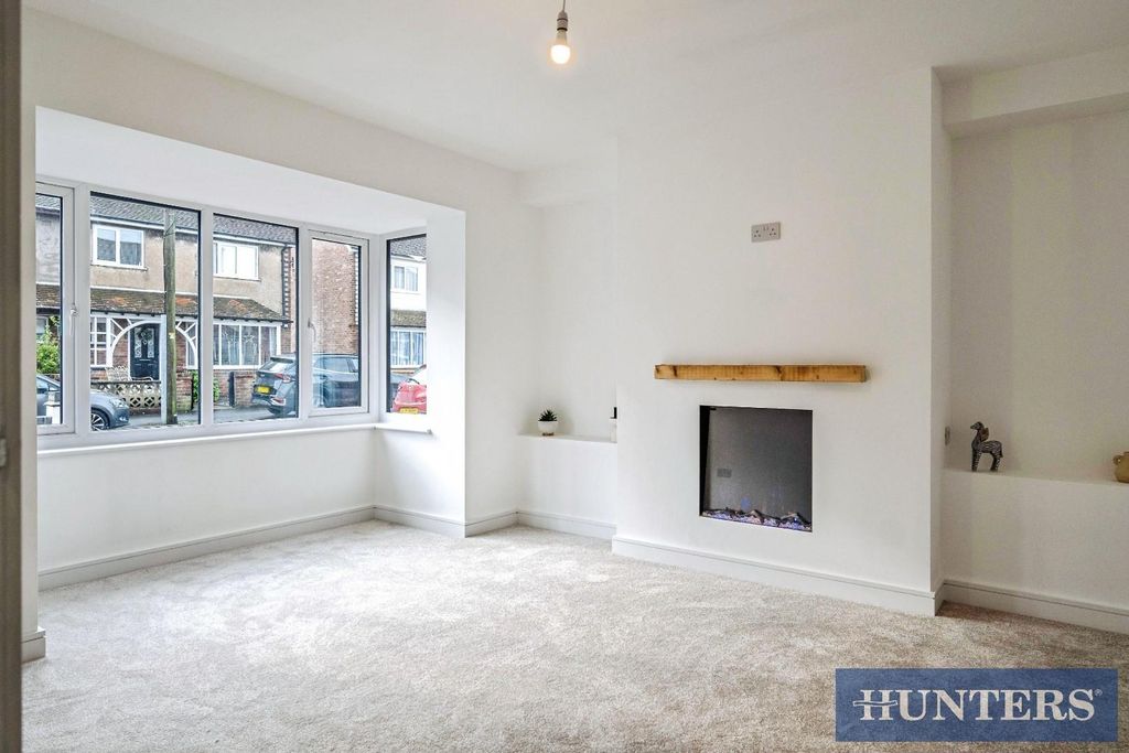 Property photo 3 of 23 Lounge