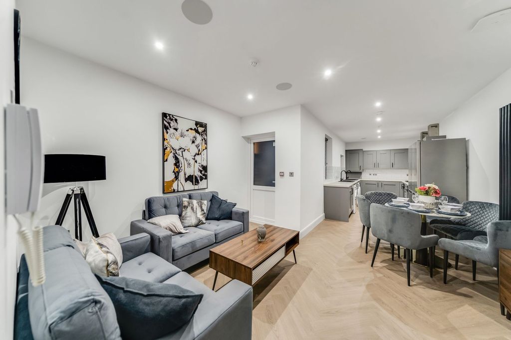 Property photo 3 of 10 Modern And Spacious Living Room Featuring Comforta...