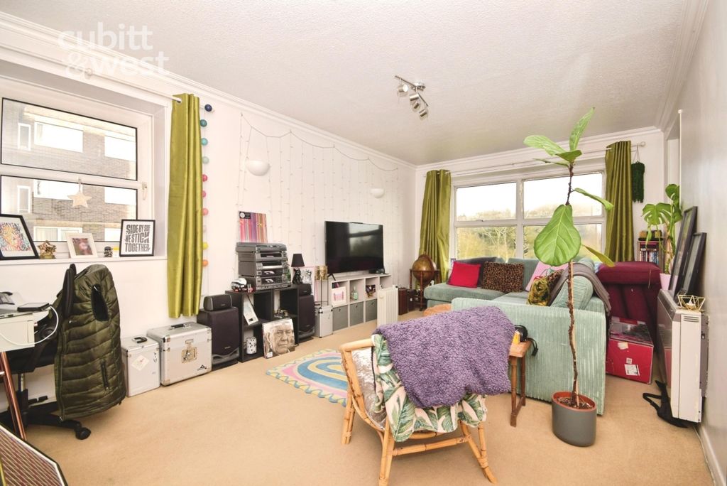 Property photo 2 of 11 Lounge