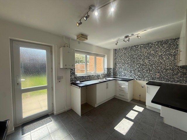 Property photo 3 of 9 Kitchen