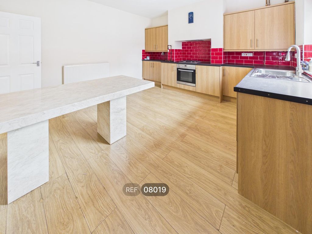 Property photo 3 of 18 Kitchen