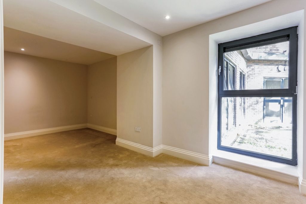 Property photo 2 of 16 Flat 9, 77 Muswel...