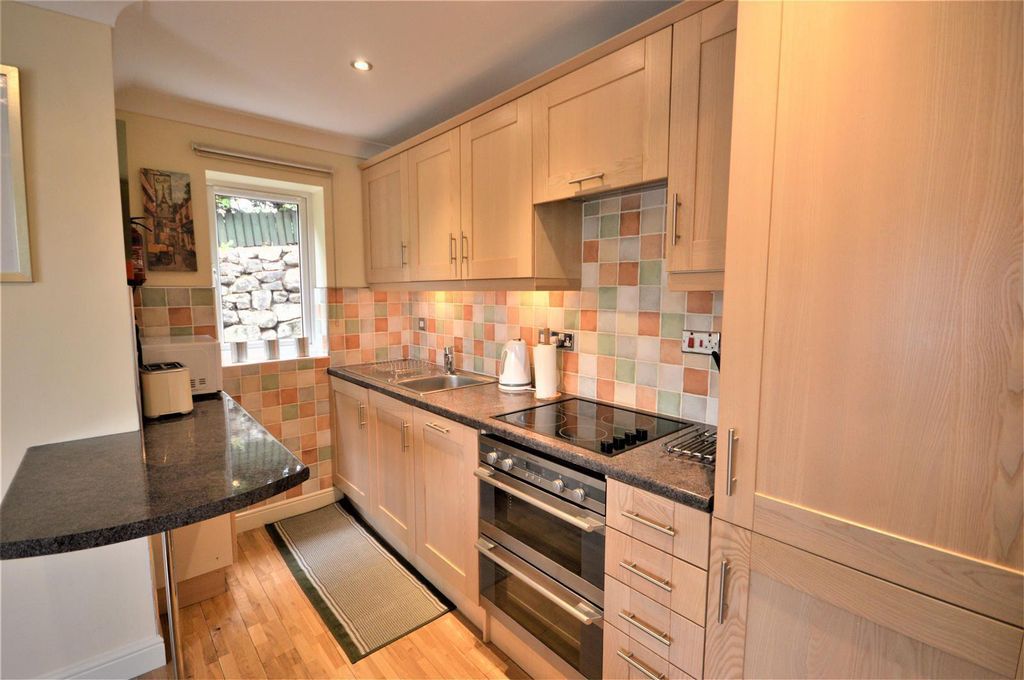 Property photo 3 of 5 Kitchen.