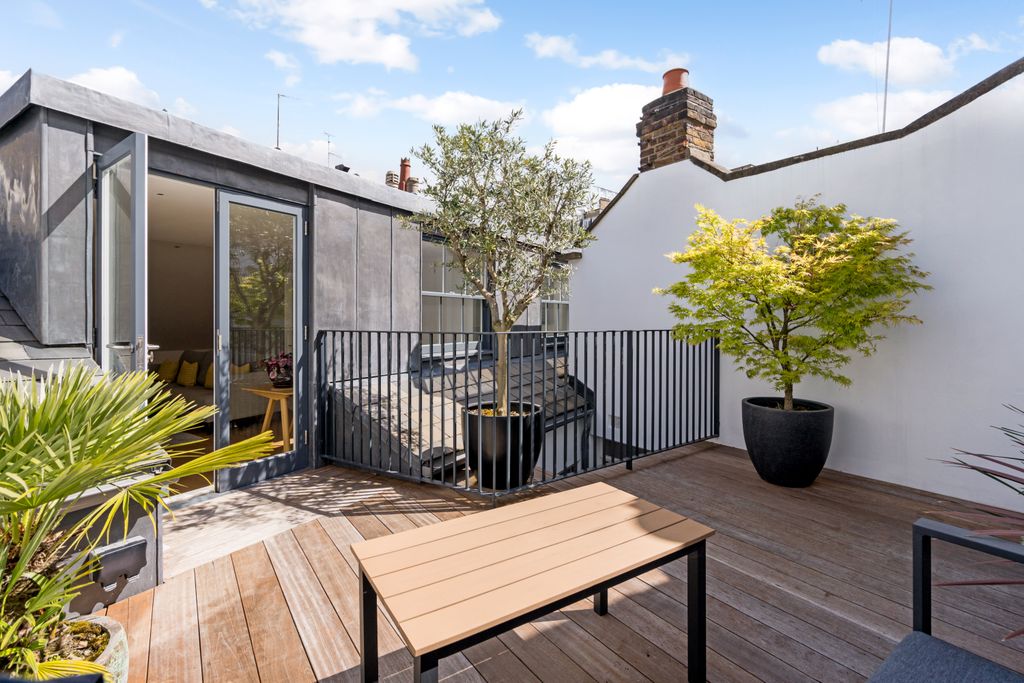 Property photo 3 of 17 Roof Terrace Which Is Not Overlooked