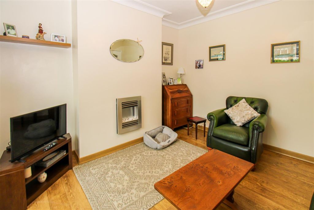 Property photo 3 of 11 Living Room