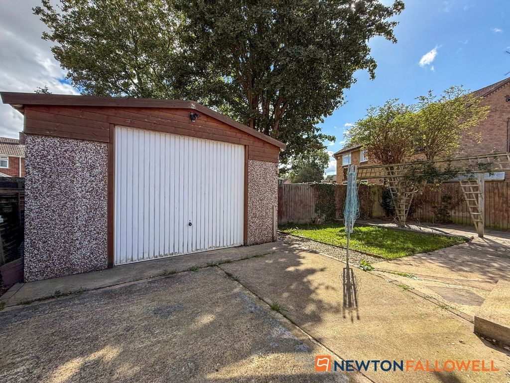 Property photo 3 of 22 Garage & Rear Garden