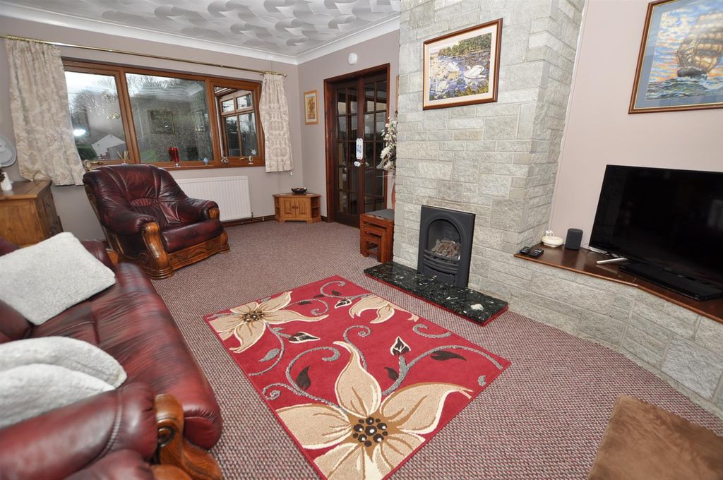 Property photo 3 of 21 Lounge: