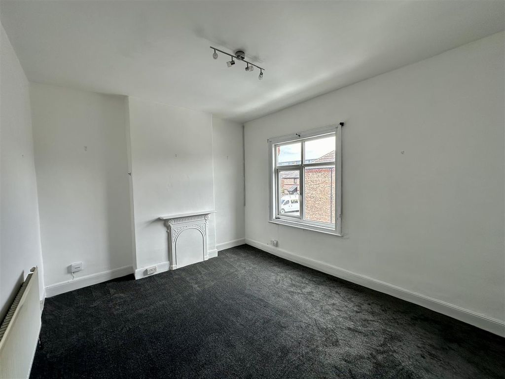 Property photo 2 of 7 Living Room