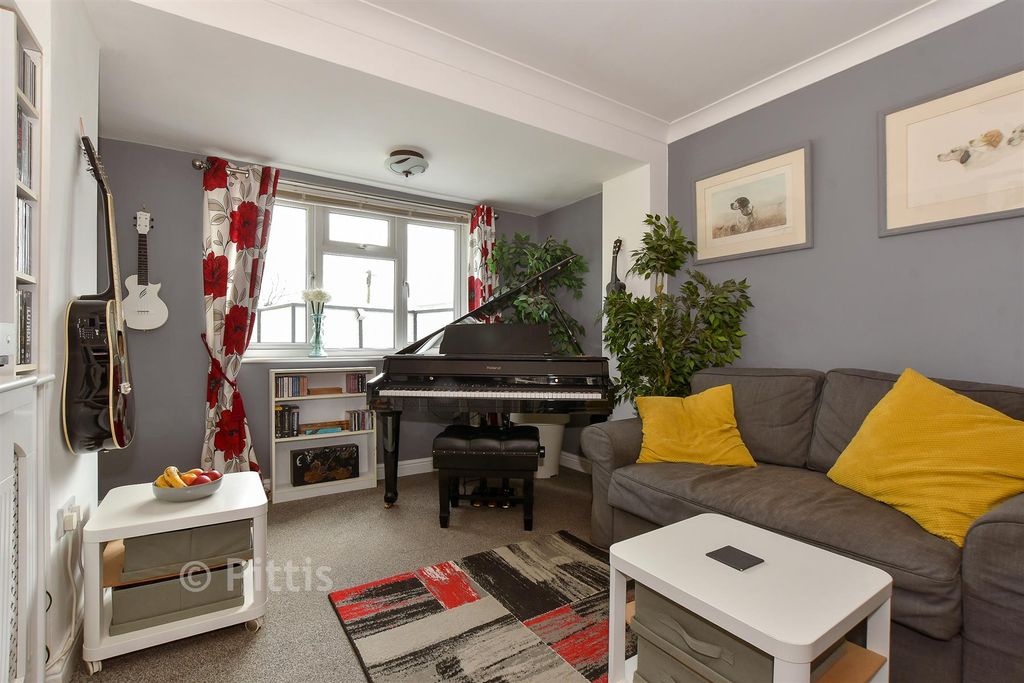 Property photo 1 of 11 Lounge