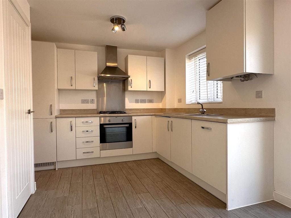 Property photo 2 of 16 Stylish Kitchen 997