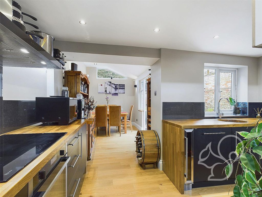 Property photo 3 of 31 Kitchen