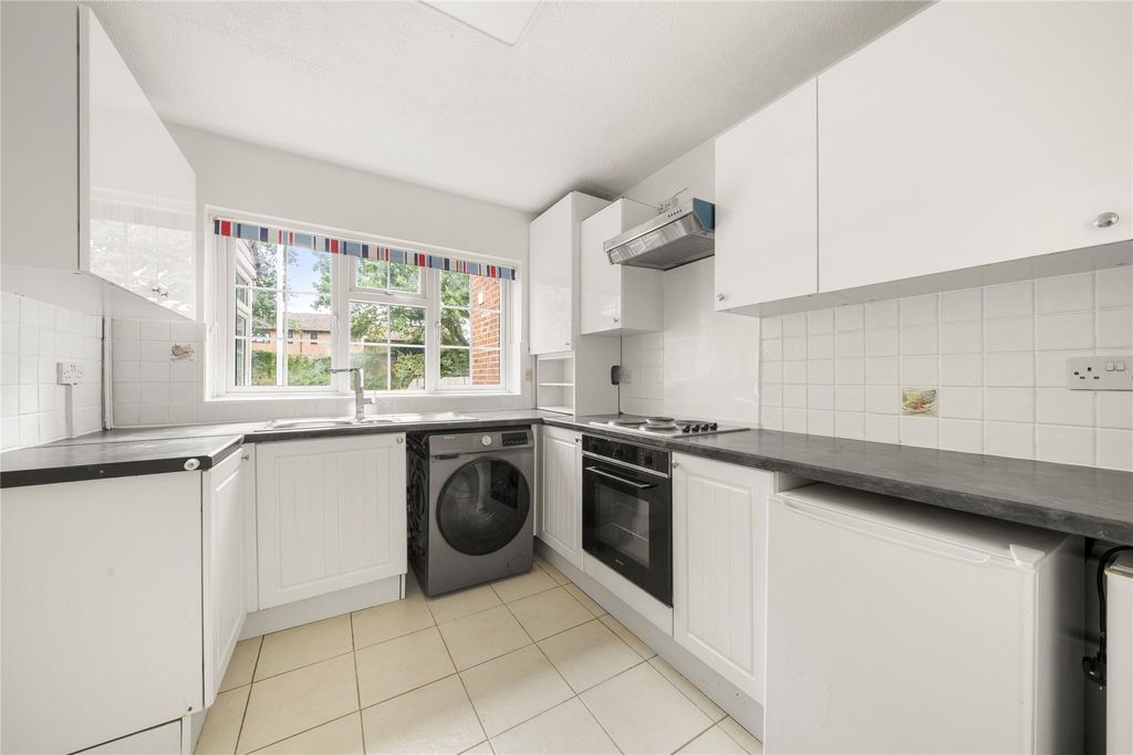 Property photo 3 of 11 Kitchen