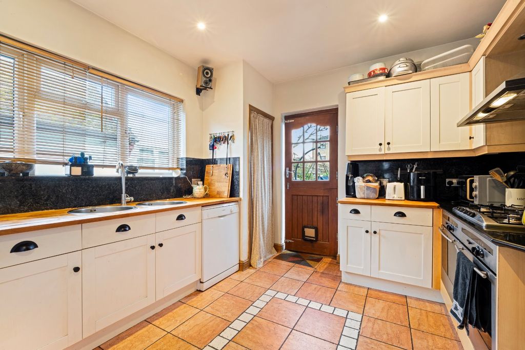 Property photo 2 of 28 Picture No. 14