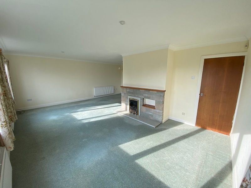 Property photo 3 of 11 Lounge