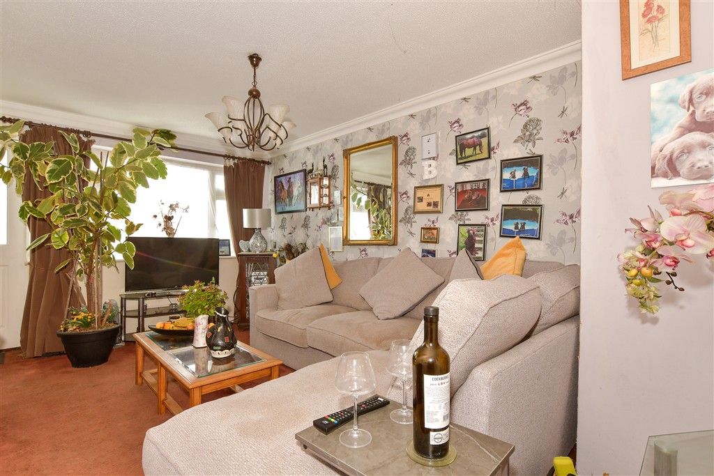 Property photo 3 of 11 Lounge